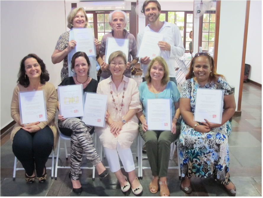 A graduating class of Osatoshi therapists in Brazil holding their certificates